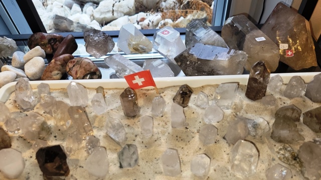 Auswahl an Rohsteinen, Kristallen und Trommelsteinen im Heilsteinshop-Asp