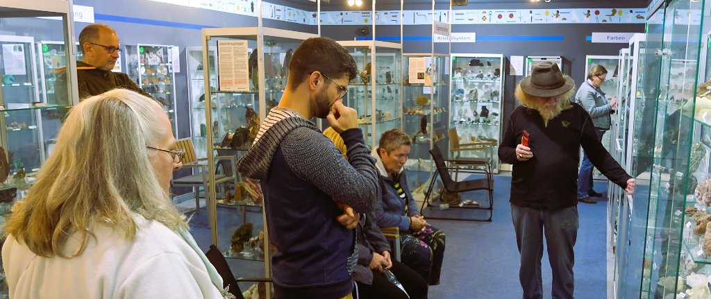 Heilstein-Museum Stockholm: Besucher vor Vitrinen mit Heilsteinen