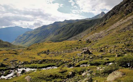 Glarnerland – Unterengadin: alpine Landschaft mit Fliessgewässer und Gesteinen